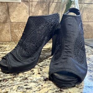 Vintage Sandler of Boston Black Embroidered Peep-Toe Heels – Size 7